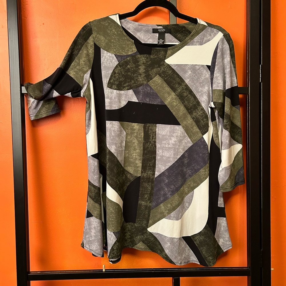 💚💚5/$25💚💚 Alfani Petite Large Abstract Print Top